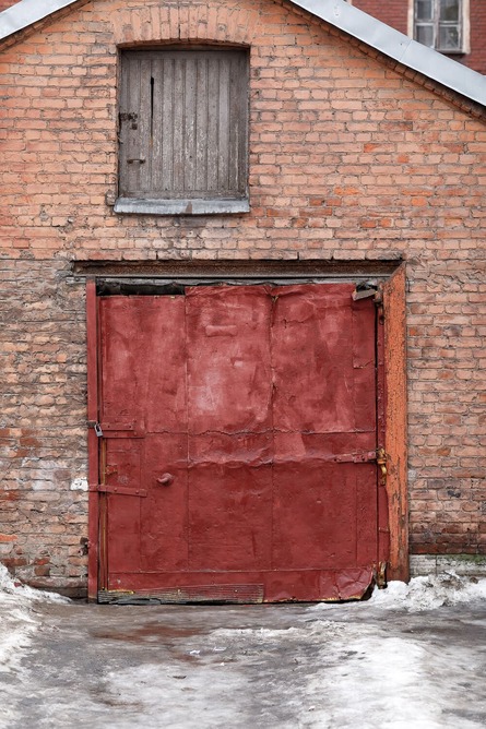 puerta metalica roja